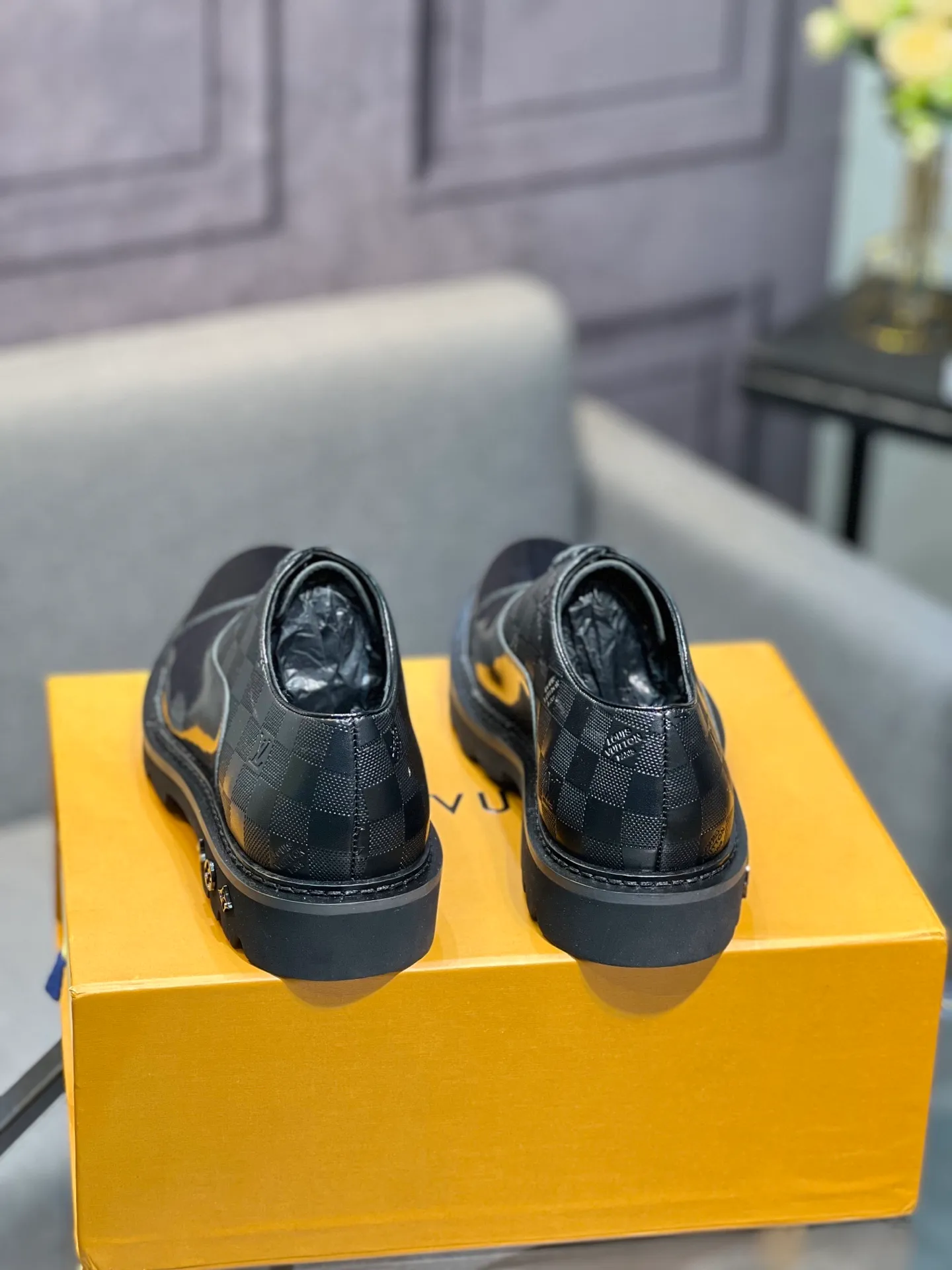 Men's shoes 💰820 [LV] - High-end quality - Upper: 🔝 tumbled cowhide, Nappa cowhide, brand logo sewn on shoe body - Lining: cowhide, foot pads; water-dyed cowhide - Outsole: TPR·rubber foam; two-color molded outsole -Super high quality control·Fine workmanship: highlighted (high-end·luxury·grade) -Size: 39-44 (38 45 can be customized)